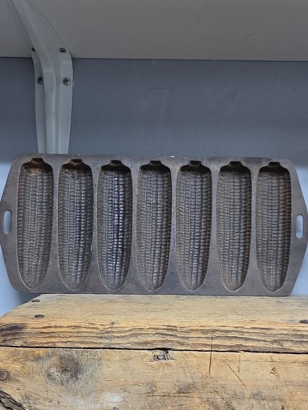 Vintage Cast Iron Cornbread Pan - 7-Ear Mold